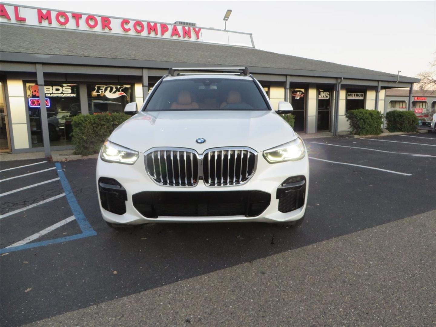 2022 White /BROWN BMW X5 xDrive40i (5UXCR6C08N9) with an 3.0L L6 DOHC 24V engine, 8A transmission, located at 2630 Grass Valley Highway, Auburn, CA, 95603, (530) 508-5100, 38.937893, -121.095482 - Photo#1